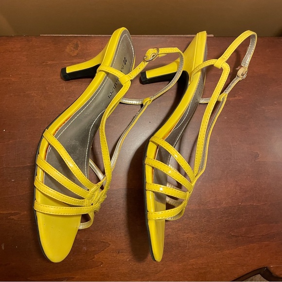 Naturalizer Yellow Heel Sandals, size 6.5 - Picture 4 of 11